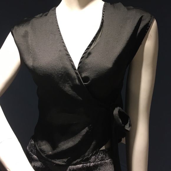Black short sleeve blouse - Picture 2 of 10